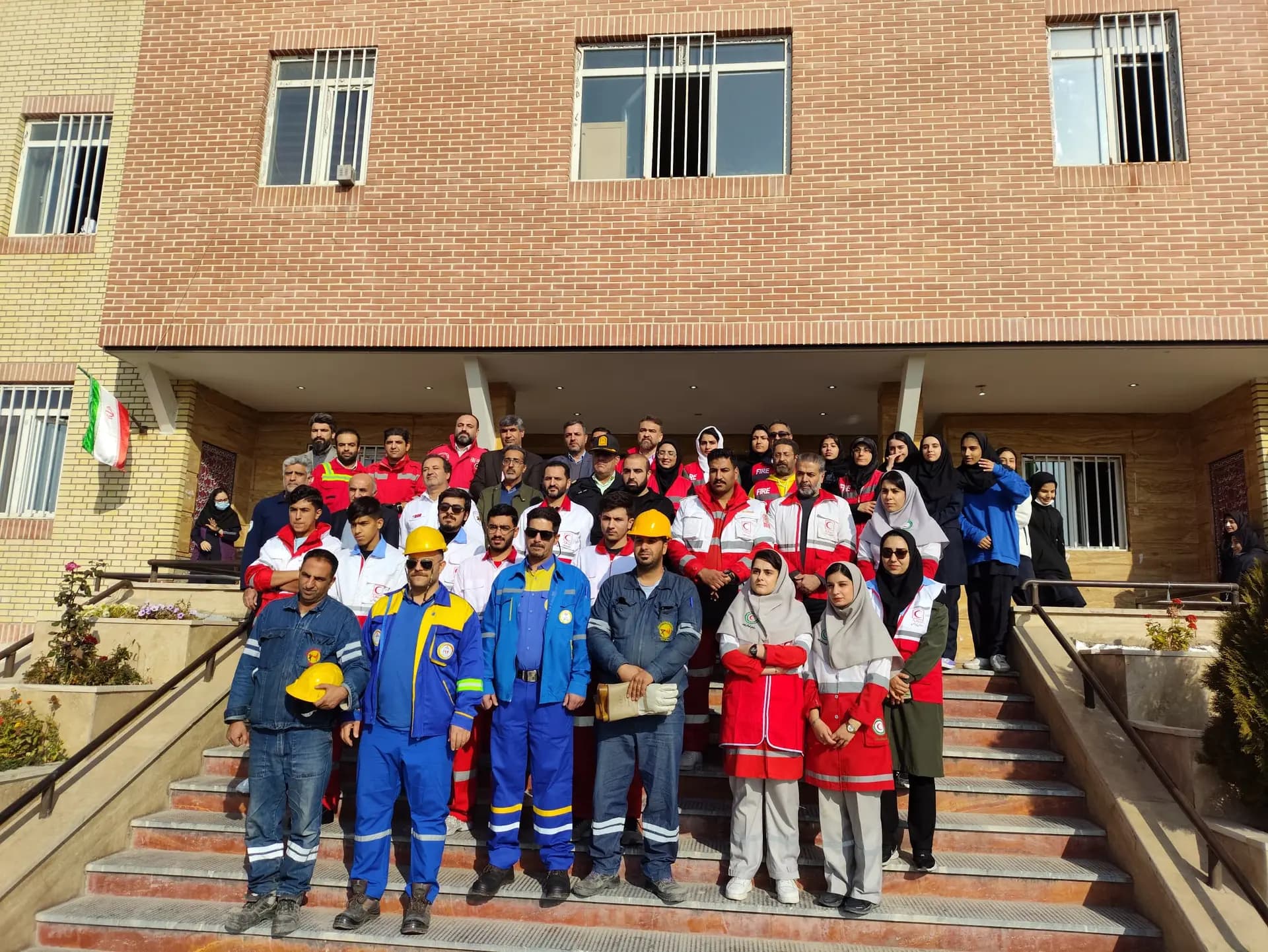 8 آذر ، روز مانور زلزله و ایمنی  مانور در دبیرستان دخترانه 12 فروردین